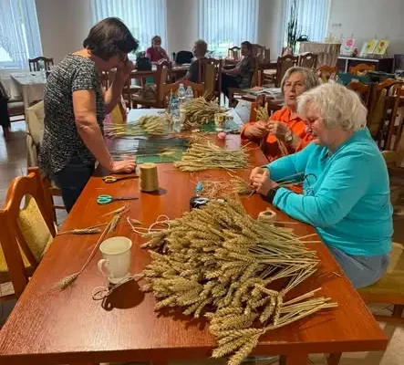 Seniorzy z Nowej Wsi przygotowują wieniec dożynkowy na gminne święto rolnicze