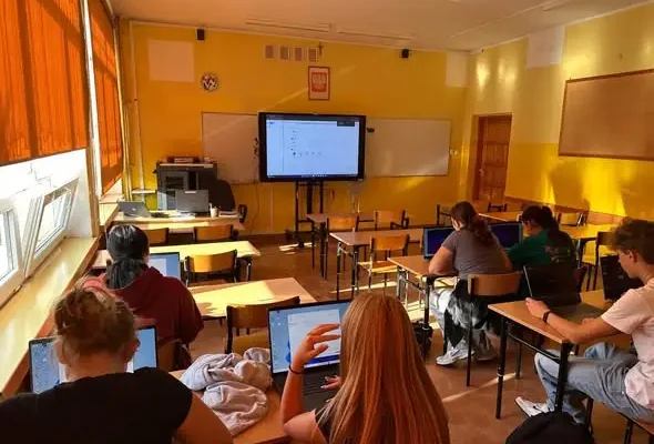 Iława: SP4 jako jedyna szkoła podstawowa w mieście otrzymała mobilną pracownię AI z KPO