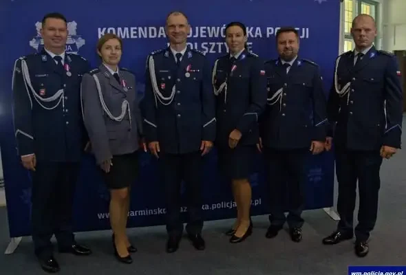 Policjanci z Susza z awansami i odznaczeniami podczas wojewódzkiej uroczystości w Olsztynie