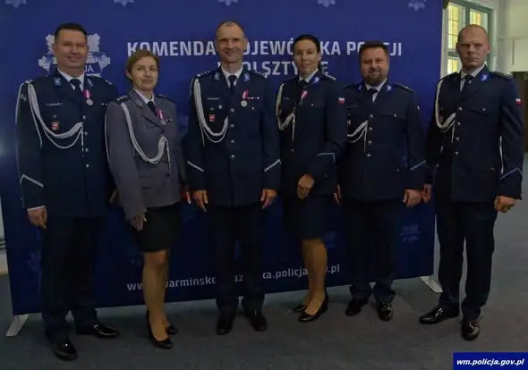 Policjanci z Susza z awansami i odznaczeniami podczas wojewódzkiej uroczystości w Olsztynie
