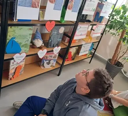Biblioteka szkolna w rytmie serca – akcja „Czytamy z sercem”