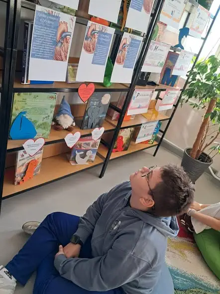 Biblioteka szkolna w rytmie serca – akcja „Czytamy z sercem”