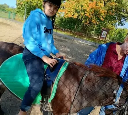 Onoterapia w placówce w Kisielicach – osiołek dołącza do terapii