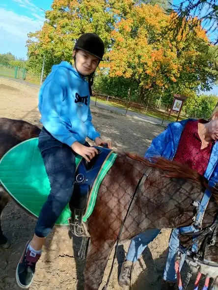 Onoterapia w placówce w Kisielicach – osiołek dołącza do terapii