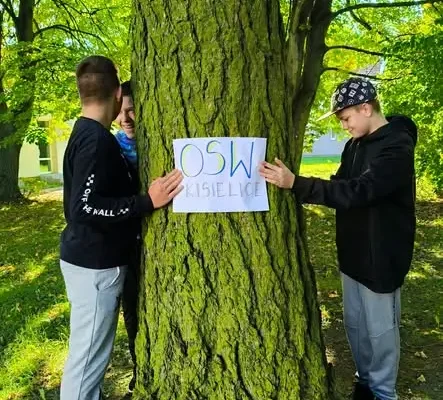 Dzień Drzewa w Kisielicach: uczniowie przytulili się do drzew