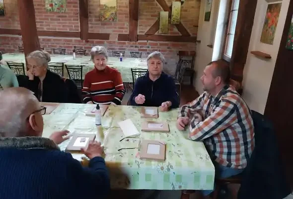 Seniorzy z Zalewa malowali na szkle w „Ziołowym Dzbanku”