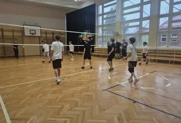 Mecz pokoleń w Dzień Edukacji Narodowej: nauczyciele WF-u pokonali uczniów 3:0