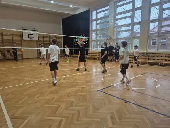Mecz pokoleń w Dzień Edukacji Narodowej: nauczyciele WF-u pokonali uczniów 3:0