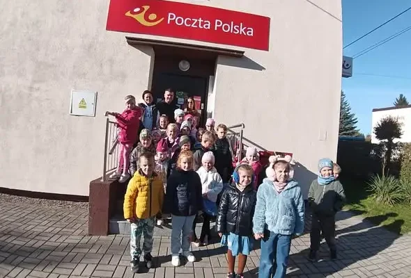 Zerówkowicze odwiedzili pocztę z okazji Dnia Listonosza