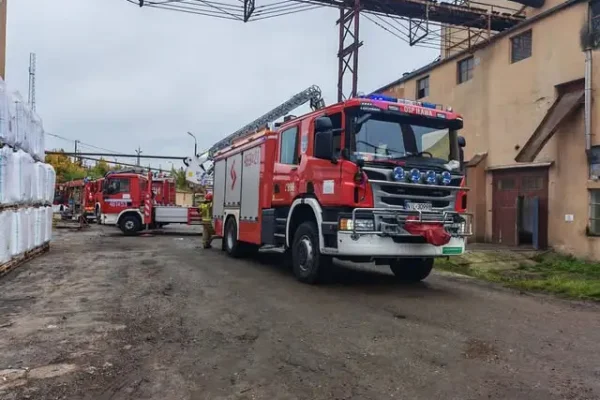Pożar zakładu przy ul. Wojska Polskiego w Iławie – interwencja OSP