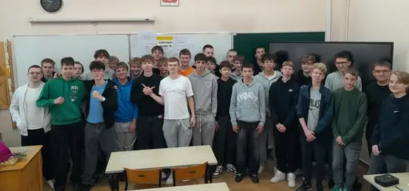 Klasa 1B z Lubawy stworzyła Klasowy Kontrakt – uczniowie i wychowawczyni złożyli podpisy