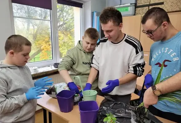 Uczniowie z Kisielic przesadzali kwiaty na zajęciach ogrodniczych