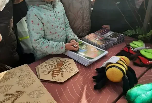 Uczniowie z Jerzwałdu sadzą drzewa miododajne dla pszczół