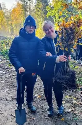 Uczniowie z Kisielic sadzili drzewa z leśnikami – akcja edukacyjna w pobliskim lesie
