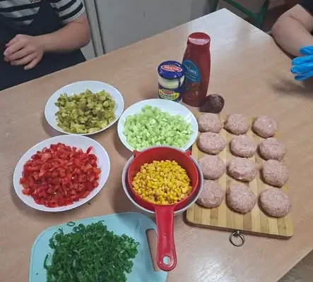 Uczniowie klasy II PPF z Kisielic przygotowali domowe hamburgery