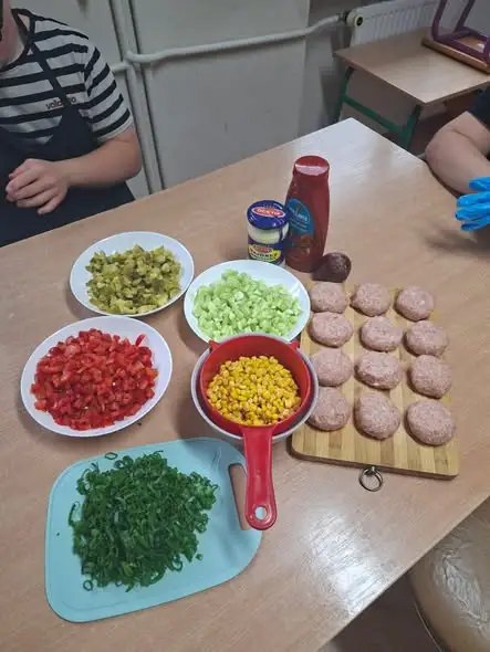 Uczniowie klasy II PPF z Kisielic przygotowali domowe hamburgery