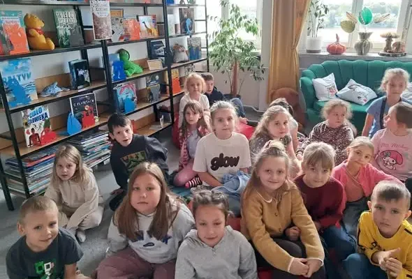 Pierwszaki ze szkoły w Gminie X oficjalnie zostały czytelnikami biblioteki