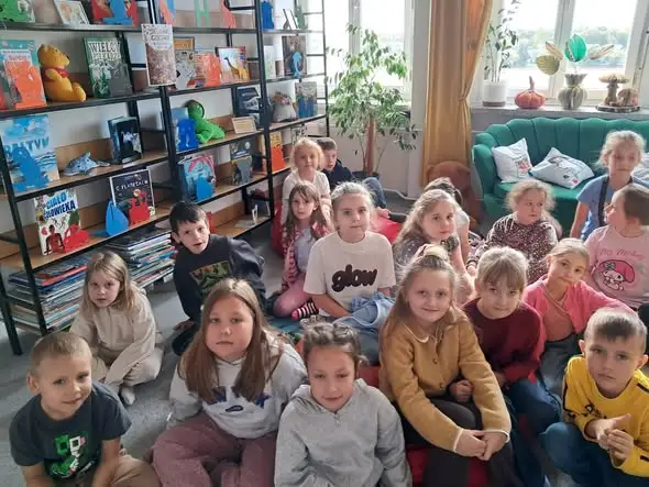 Pierwszaki ze szkoły w Gminie X oficjalnie zostały czytelnikami biblioteki